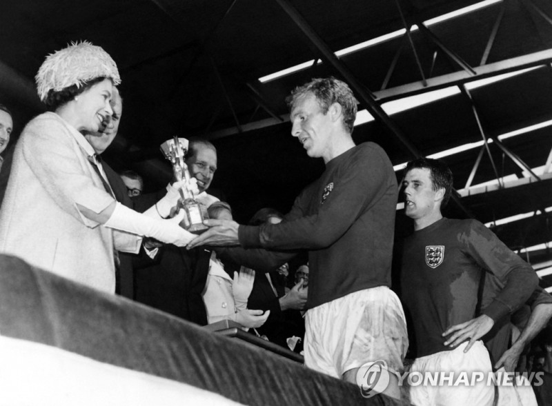 1966년 월드컵 우승 당시 줄리메컵을 주장 무어에게 전달하는 엘리자베스 여왕.[AFP=연합뉴스]
