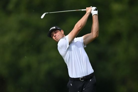 빅터 호블란이 BMW PGA 챔피언십 18번홀 페어웨이에서 어프로치를 바라보고 있다. [AFP=연합뉴스]