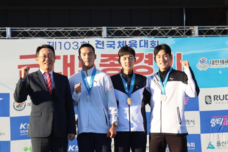 남자 일반부 개인전에서 금메달을 딴 전웅태(오른쪽 두번째)와 김우철, 서창완(오른쪽)[대한근대5종연맹 제공]