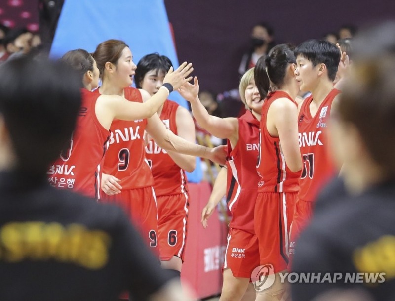 (부산=연합뉴스) 14일 부산 사직실내체육관에서 열린 여자프로 농구 부산 BNK 썸과 KB 스타즈의 경기에서 승리한 BNK 선수들이 기쁨을 나누고 있다.