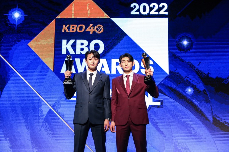2022 KBO 리그 최우수선수 이정후(오른쪽)와 신인왕 정철원[두산베어스]