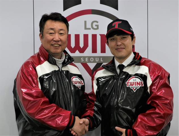 박동원이 LG와 FA 계약을 맺은 뒤 차명석 단장과 악수를 나누고 있다.