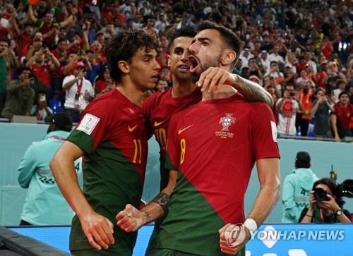포르투갈의 주앙 펠릭스가 골을 넣은 뒤 동료들과 기뻐하고 있다. [사진=연합뉴스] 
