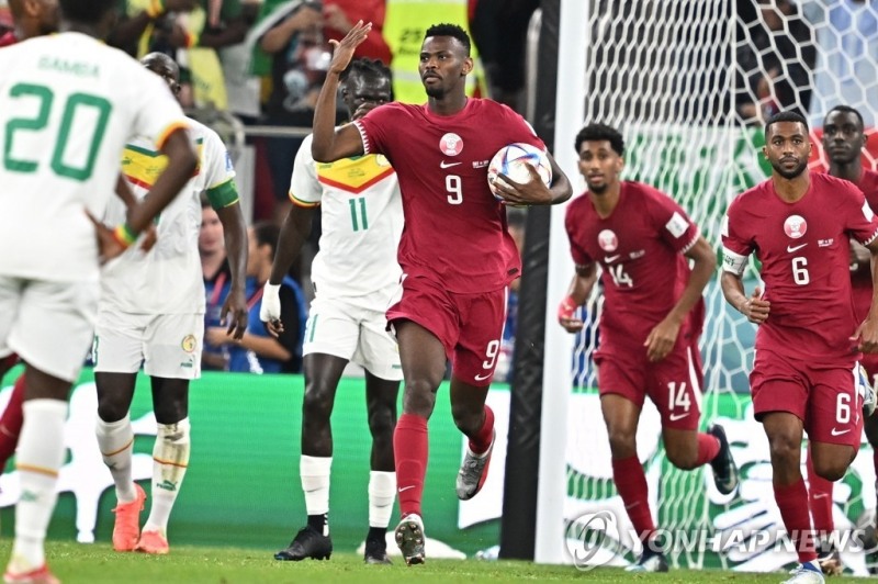 카타르 사상 월드컵 첫 골을 넣은 문타리(9번)[EPA=연합뉴스]