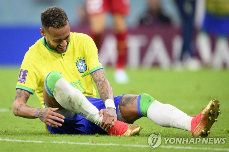 브라질의 네이마르가 세르비아와 경기에서 발목을 다쳐 주저 앉아 고통스러운 표정을 짓고 있다. [사진=연합뉴스] 