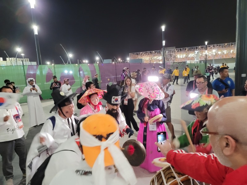 글로벌 아리랑응원단의 전통 사물놀이 응원전을 카타르 현지인들이 관심을 갖고 지켜보고 있다. [글로벌 아리랑응원단 제공]