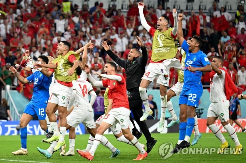 모로코 선수들이 벨기에를 이긴 뒤 기뻐 환호하고 있다.[사진=연합뉴스] 