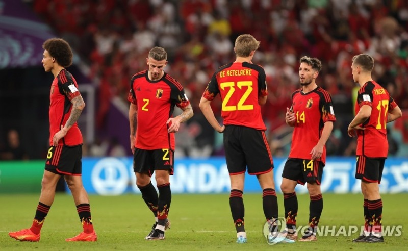 모로코에 패한 벨기에 선수들이 침통한 표정으로 서 있다 [사진=연합뉴스]  
