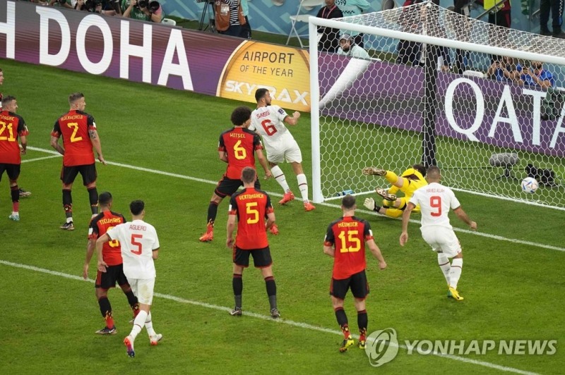 모로코 사비리의 슛이 벨기에 골문으로 들어가고 있다. [사진=연합뉴스]  