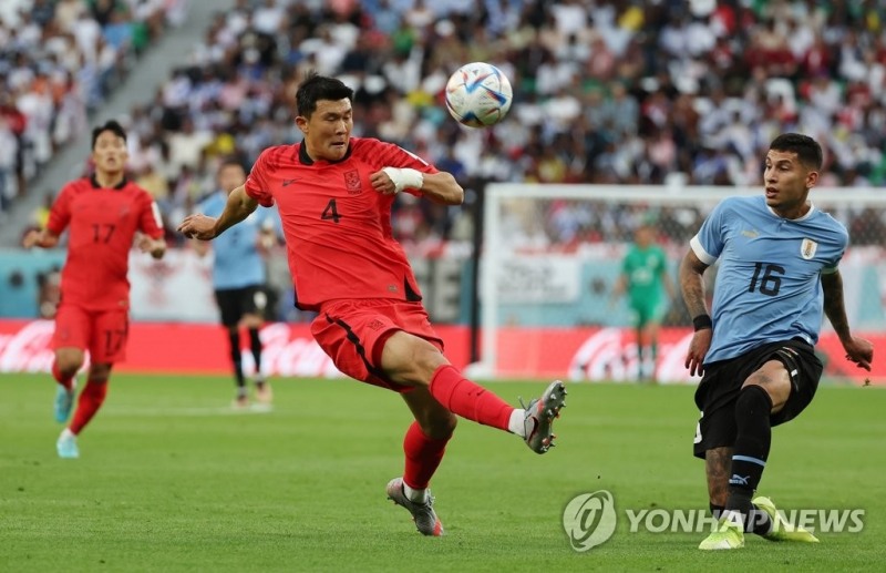 우루과이 경기에서 김민재가 우루과이 올리베라의 공을 막으려 발을 뻗고 있다. [사진=연합뉴스] 