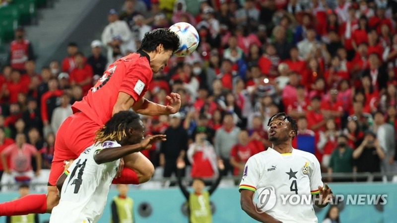 가나와의 경기에서 한국 공격수 조규성이 헤딩으로 동점골을 넣고 있다.[사진=연합뉴스]  