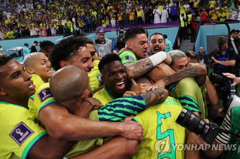 카제미루의 결승골로 스위스를 이긴 뒤 기뻐하는 브라질 선수들. [사진=연합뉴스]  