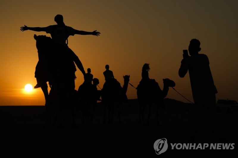사막에서 낙타를 관광객들 [사진=연합뉴스] 