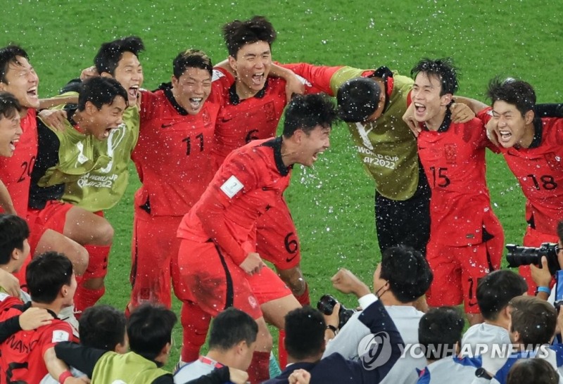 손흥민 등 한국 선수들이 16강 진출에 성공하자 환호하고 있다. [사진=연합뉴스] 