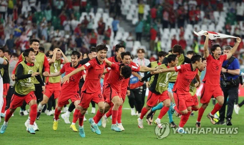 포르투갈 경기에서 승리를 거두며 16강 진출에 성공한 한국 선수들이 기뻐하며 그라운드를 달리고 있는 모습. 경기후 하루 휴식을 취했다. [사진=연합뉴스] 