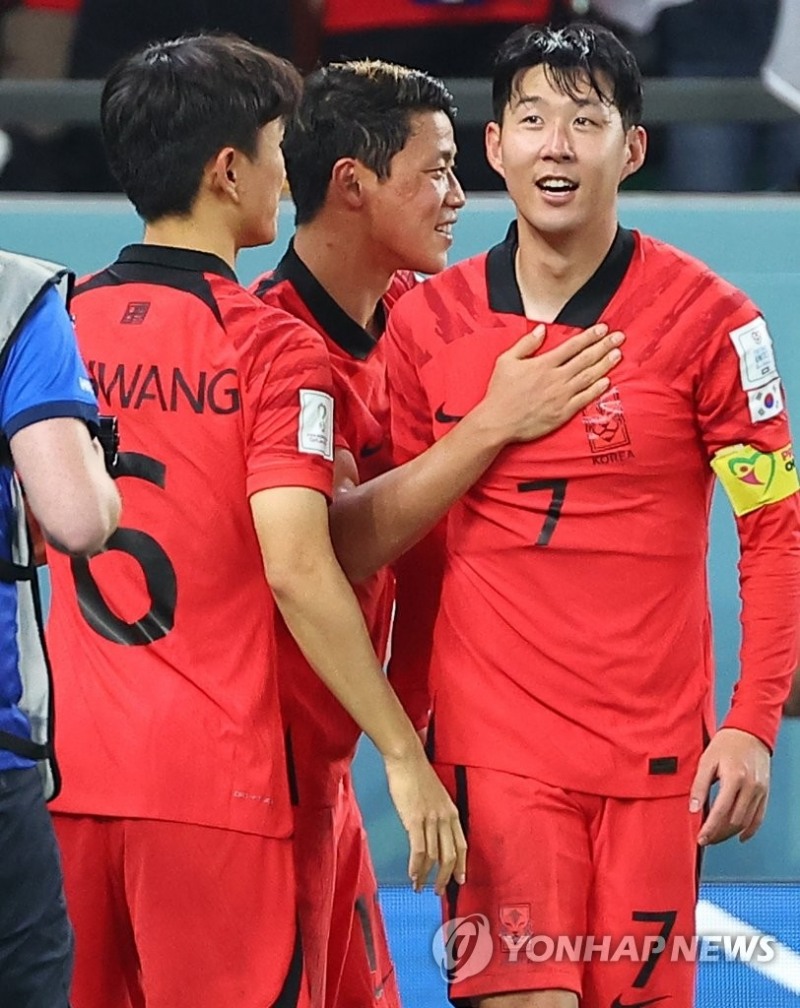 포르투갈전에서 승리하고 16강 진출을 확정지은 한국 선수들이 기뻐하고 있다. 왼쪽부터 황인범 황희찬 손흥민. [사진=연합뉴스] 