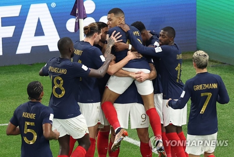 프랑스 지루가 첫 골은 넣은 뒤 킬리안 음바페 등 동료들과 기쁨을 나누고 있다. [사진=연합뉴스] 