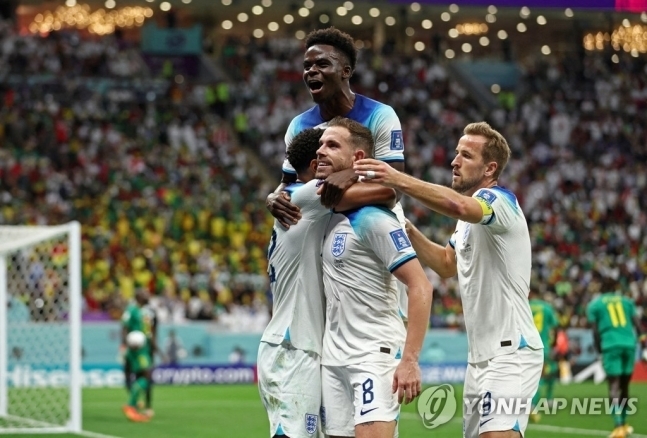 세네갈을 3-0으로 안파한 잉글랜드 선수들이 기뻐하고 있다.