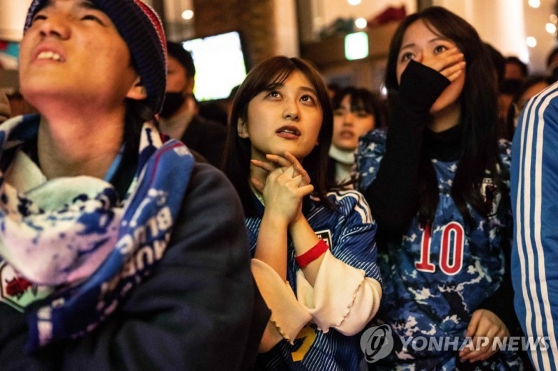 (도쿄 AFP=연합뉴스) 2022 국제축구연행(FIFA) 카타르 월드컵 일본과 크로아티아의 16강전이 열린 6일 도쿄의 술집에서 팬들이 경기를 보며 안타까워하고 있다. 