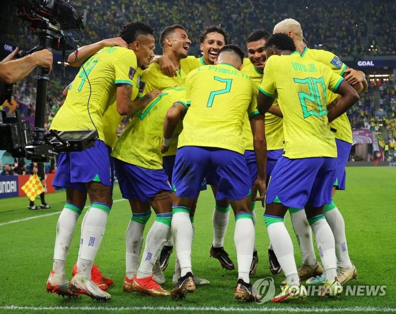 (도하=연합뉴스) 6일 오전(한국시간) 카타르 도하 974 스타디움에서 열린 2022 카타르 월드컵 16강전 한국과 브라질 경기.브라질 네이마르가 페널티킥에 성공한 뒤 동료들과 세리머니를 펼치고 있다. 