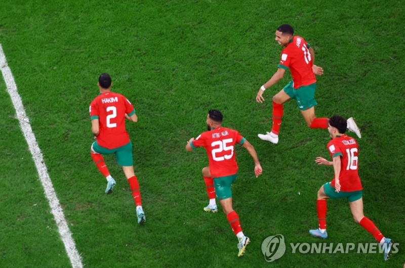 승부차기 끝에 스페인을 이기고 월드컵 사상 첫 8강에 오른 모로코 선수들이 기뻐하며 그라운드를 달리고 있다. [사진=연합뉴스]