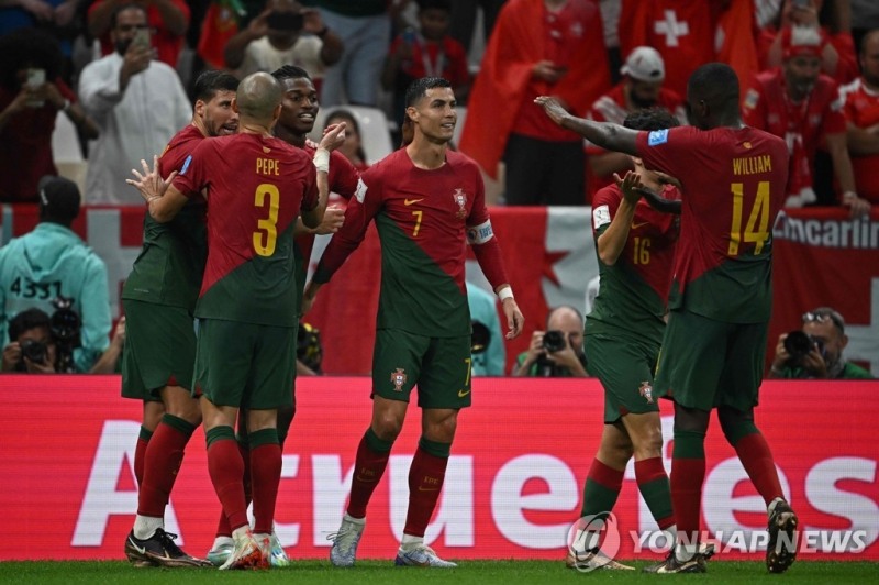 스위스를 6-1로 대파하고 8강 진출에 성공한 뒤 기뻐하는 포르투갈 선수들. [사진=연합뉴스] 