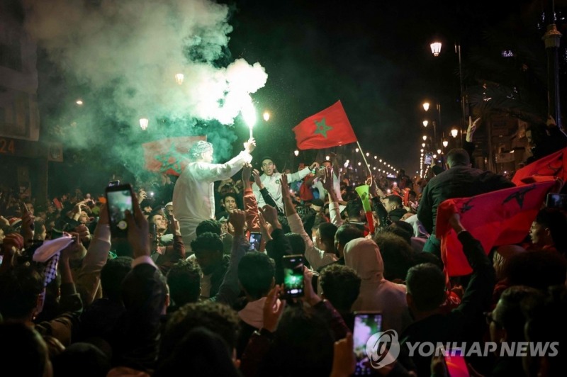 모로코 축구대표팀의 2022 월드컵 8강 진출을 축하하는 모로코 라바트의 팬들. [사진=연합뉴스]