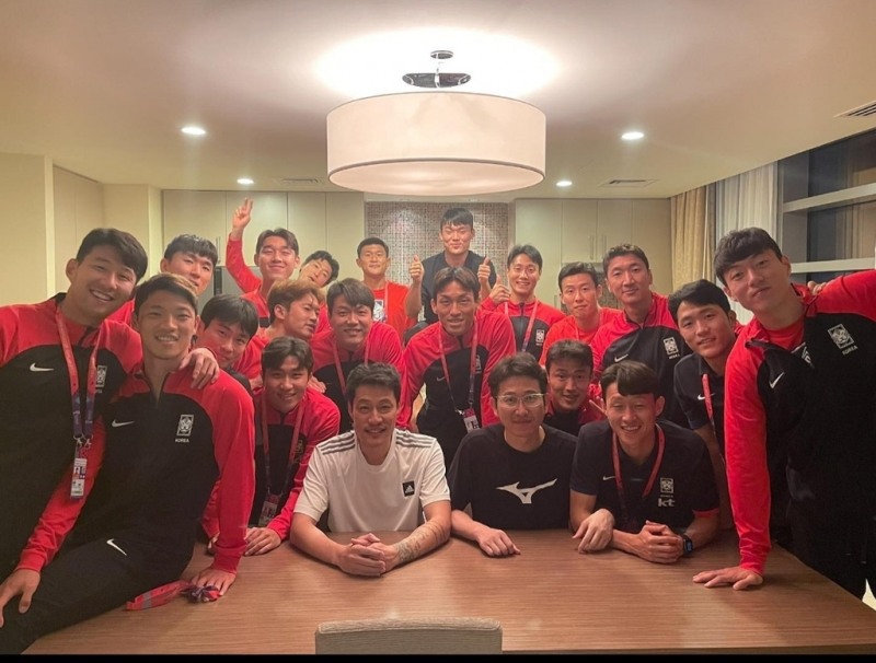안덕수 트레이너가 축구 대표팀 선수들과 함께 찍은 사진. [사진=안덕수 트레이너 소셜 미디어 사진/연합뉴스] 