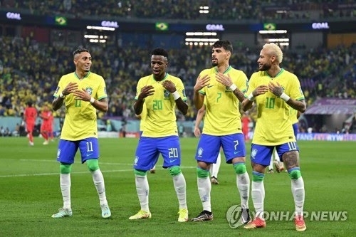 골을 넣은 후 춤을 추고 있는 브라질 선수들