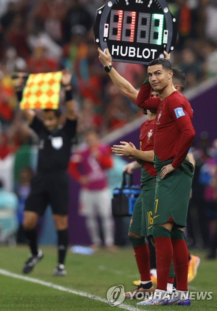 포르투갈 대표팀의 크리스티아누 호날두(오른쪽)가 6일(현지시간) 카타르 월드컵 16강 스위스전 도중 교체 선수로 나서고 있다. [사진=연합뉴스] 