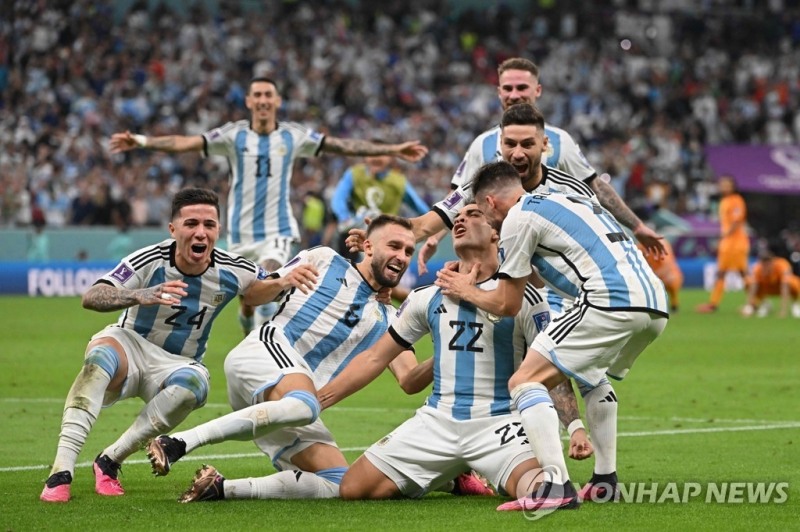 아르헨티나 선수들이 네덜란드와 승부차기 끝에 4강 진출을 확정한 뒤 기뻐하고 있다. [사진=연합뉴스] 