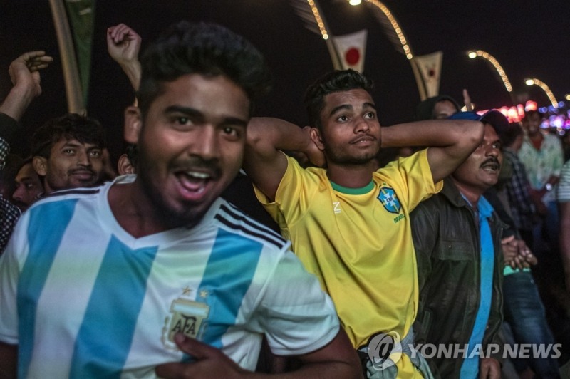 희비가 엇갈린 아르헨티나 팬(왼쪽)과 브라질 팬의 모습. [사진=연합뉴스]