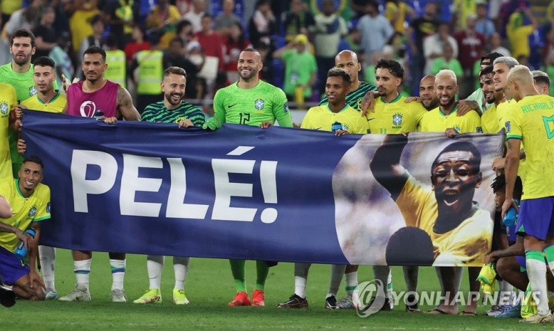 브라질 선수들이 한국을 이기고 8강 진츨에 성공 한 뒤 투병 중인 펠레의 쾌유를 기원하는 플랭캬드를 펼쳐 보이고 있다 [사진=연합뉴스] 