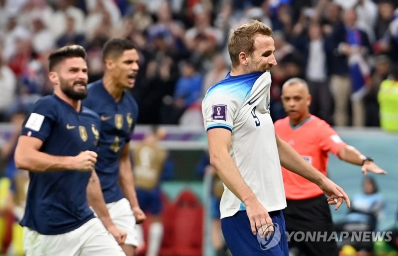 잉글랜드의 해리 케인이 프랑스전에서 페널티킥을 실축한 뒤 실망하고 있다. [사진=연합뉴스] 