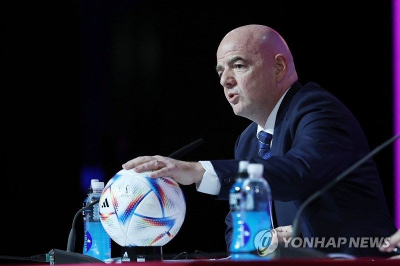 잔니 인판티노 국제축구연맹(FIFA) 회장이 카타르 월드컵 개막을 하루 앞둔 지난달 19일 기자회견에서 공인구 '알 릴라'를 만지고 있다. 이 볼은 8강까지 쓰였다.  [사진=연합뉴스] 
