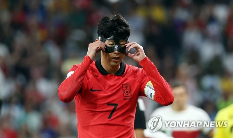 카타르 월드컵에서 마스크 투혼으로 한국을 월드컵 16강에 올려 놓은 손흥민 [사진=연합뉴스] 