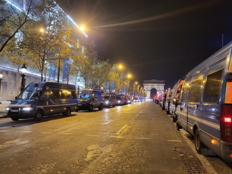 14일(현지시간) 2022 카타르 월드컵에서 프랑스와 모로코의 준결승전이 진행 중 파리 샹젤리제 거리에 경찰차들이 줄지어 서 있는 모습. [사진=연합뉴스] 