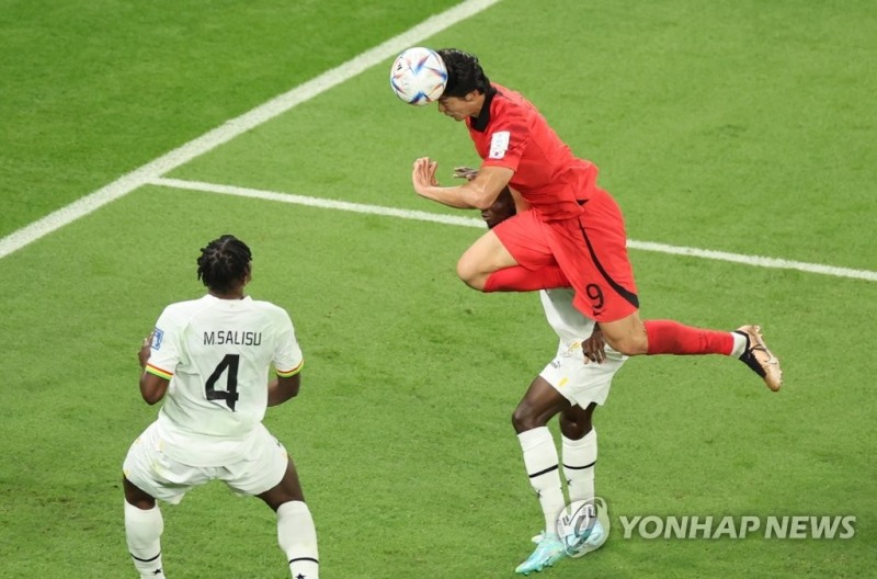 한국의 조규성이 가나와 조별리그 2차전에서 헤더로 슛을 성공시키고 있다. [사진=연합뉴스] 