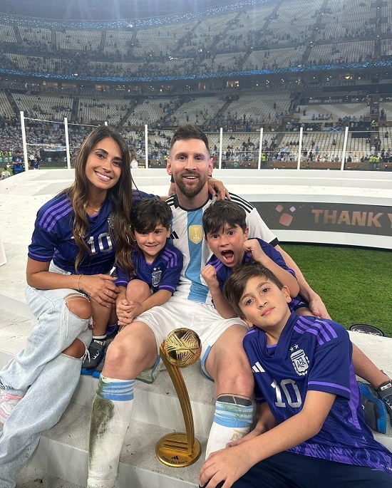 메시가 아르헨티나의 우승을 이끈 뒤 수상한 골든볼 트로피를 놓고 가족들과 기념 사진을 찍었다. [사진=안토넬라 로쿠소 SNS]