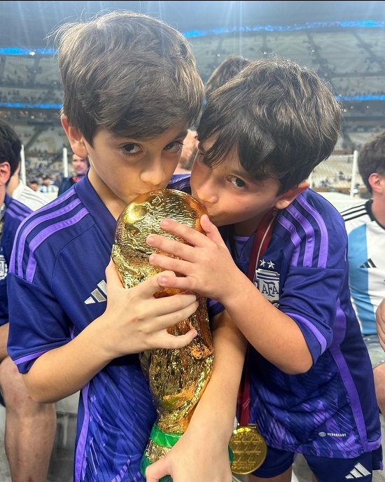 메시의 두 아들이 아빠가 받은 월드컵 트로피에 입맞춤 하고 있다. [사진=안토넬라 로쿠소 SNS] 