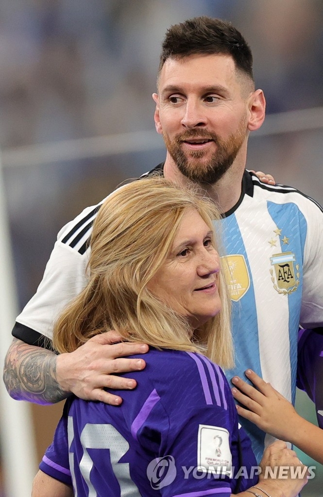 18일(현지시간) 카타일 루사일 스타디움에서 아르헨티나 우승 직후 포옹하며 기쁨을 나누는 메시와 어머니 [사진=EPA/연합뉴스]  