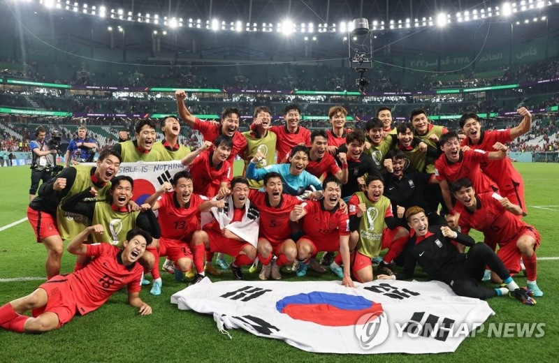 카타르 월드컵 16강 진출에 성공한 한국 대표팀이 기뻐하며 환호하고 있다. [연합뉴스 자료사진] 