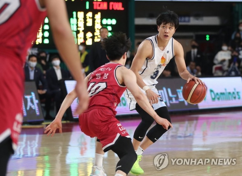 (창원=연합뉴스) 26일 경남 창원체육관에서 열린 '2022-2023 SKT 에이닷 프로농구 정규리그' 창원 LG 세이커스와 전주 KCC 이지스 경기. KCC 허웅이 드리블하고 있다.