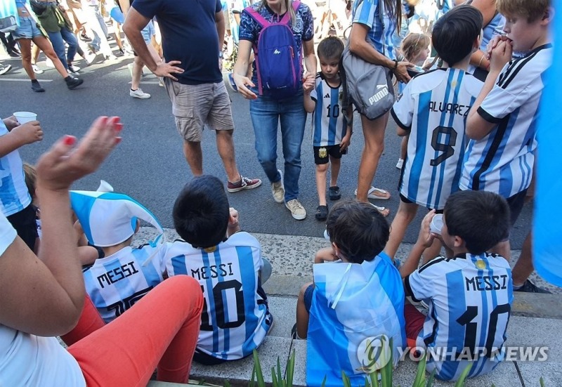 아르헨티나 어린이들이 메시의 이름과 등번호가 새겨진 유니폼을 입고 있다. [연합뉴스 자료사진]