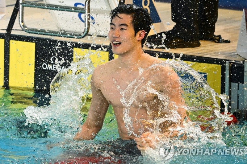 쇼트코스 세계수영선수권대회 남자 자유형 200ｍ에서 아시아신기록으로 대회 2연패에 성공한 황선우.[EPA=연합뉴스]