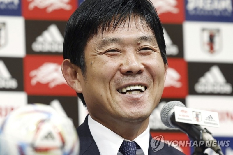 (도쿄 AP=연합뉴스) 모리야스 하지메 일본 축구대표팀 감독이 28일 도쿄에서 기자회견 도중 활짝 웃고 있다. 일본축구협회는 이날 모리야스 감독에게 대표팀 지휘봉을 계속 맡긴다고 밝혔다. 모리야스 감독은 2022 카타르 월드컵에서 독일, 스페인을 완파하고 16강 진출을 이끌었다.