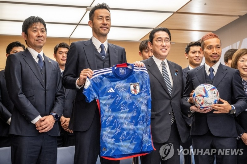(도쿄 EPA=연합뉴스) 일본 축구 국가대표팀 선수들과 모리야스 하지메 감독(왼쪽에서 첫번째)이 8일 도쿄 총리실에서 기시다 후미오 총리와 면담하기에 앞서 기념품을 든 채 기시다 총리(오른쪽에서 두번째)와 사진을 찍고 있다. 일본은 2022 카타르 월드컵에서 16강에 진출했으나 크로아티아에 져 8강에 오르지는 못했다.