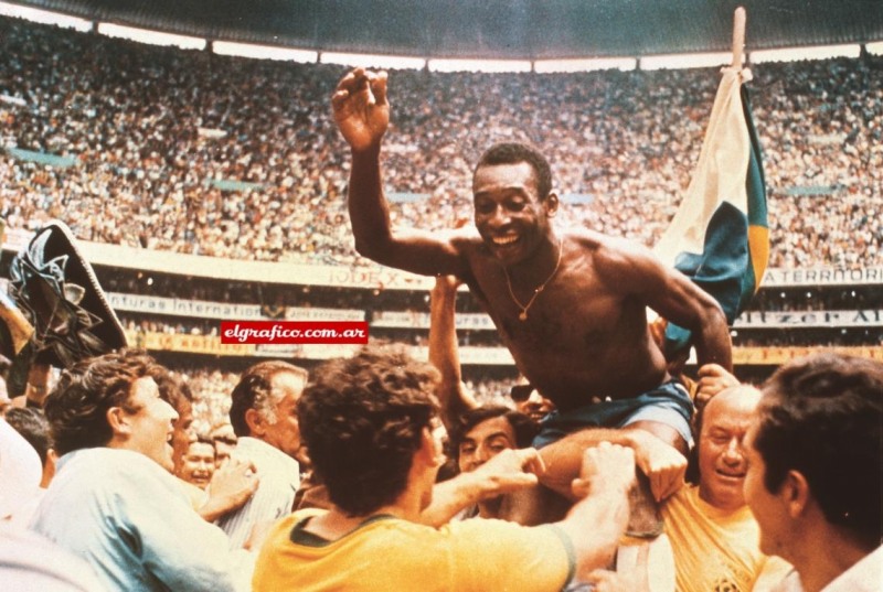 1970년 멕시코 월드컵에서 브라질을 사상 처음으로 월드컵 3회 우승으로 이끈 펠레가 동료들에 의해 무등에 태워져 환호하고 있다. [위키피디아 캡처]