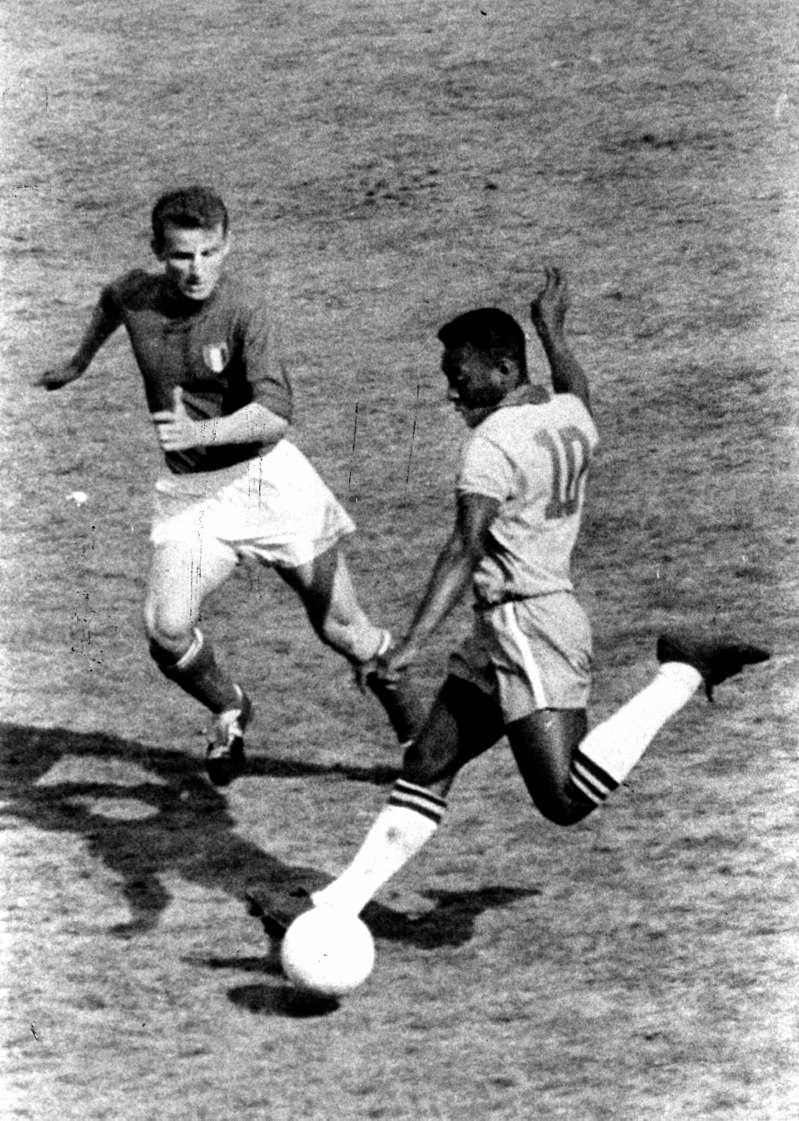 1962년 칠레 월드컵 우승직후인 1963년 펠레가 활약하던 모습. [위키피디아 캡처]