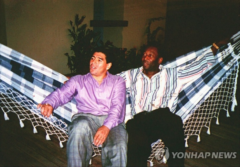 1995년 브라질 리우데자네이루에서 만난 펠레와 마라도나(왼쪽)[AP/ 연합뉴스 자료사진]